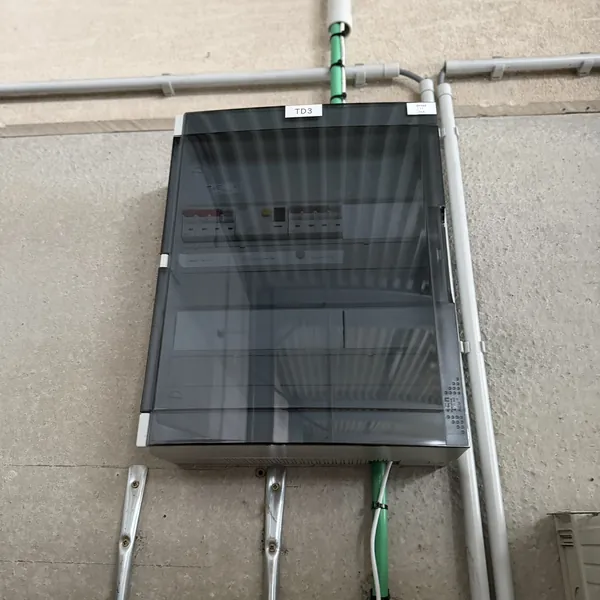 Nouveau coffret électrique deux rangées installé pour alimenter la borne