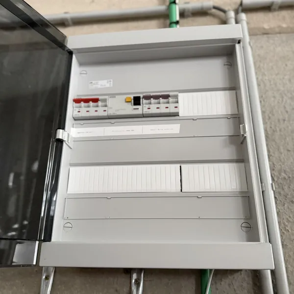 Coffret ouvert avec ses protections et la réserve prévue pour le photovoltaïque
