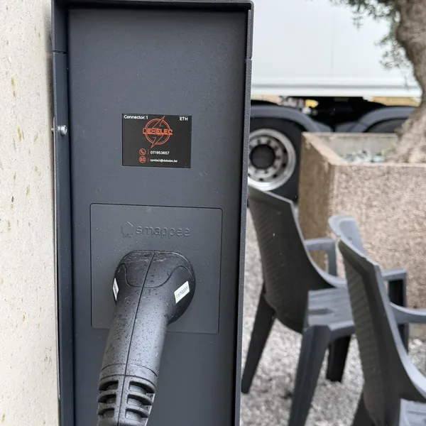 Connecteur de recharge rangé sur son support avec l'autocollant Debelec