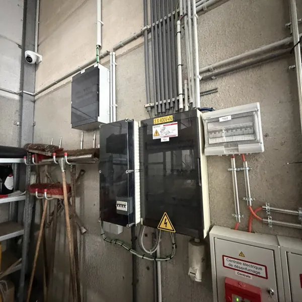 Local technique de Vicollect où l'alimentation de la borne a été raccordée