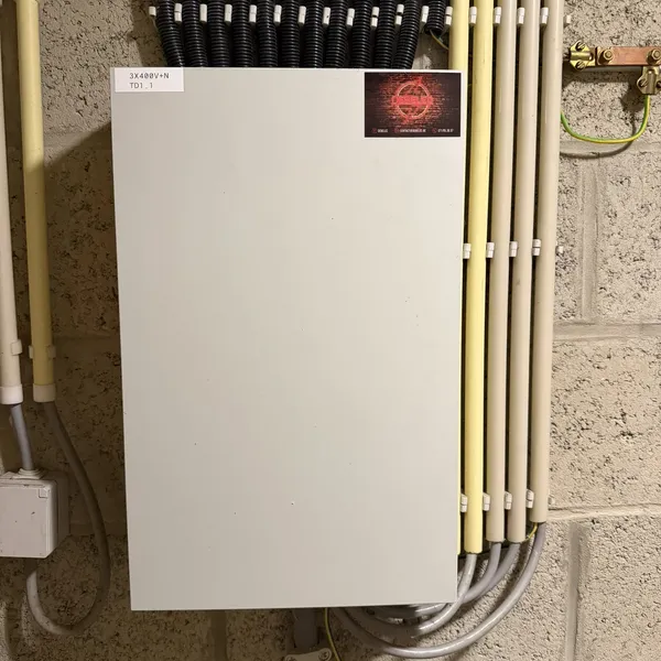 Coffret électrique fermé et installation remise en conformité RGIE par Debelec à Thy-le-Château