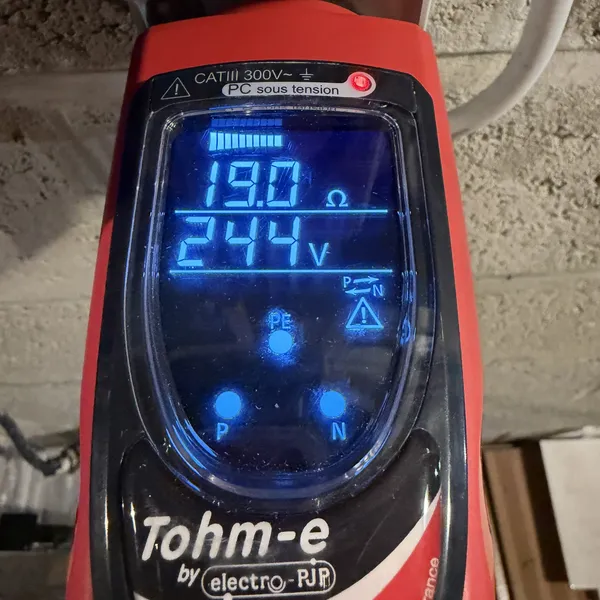 Mesure de la résistance de terre affichant 19 ohms après la nouvelle mise à la terre, conforme au RGIE