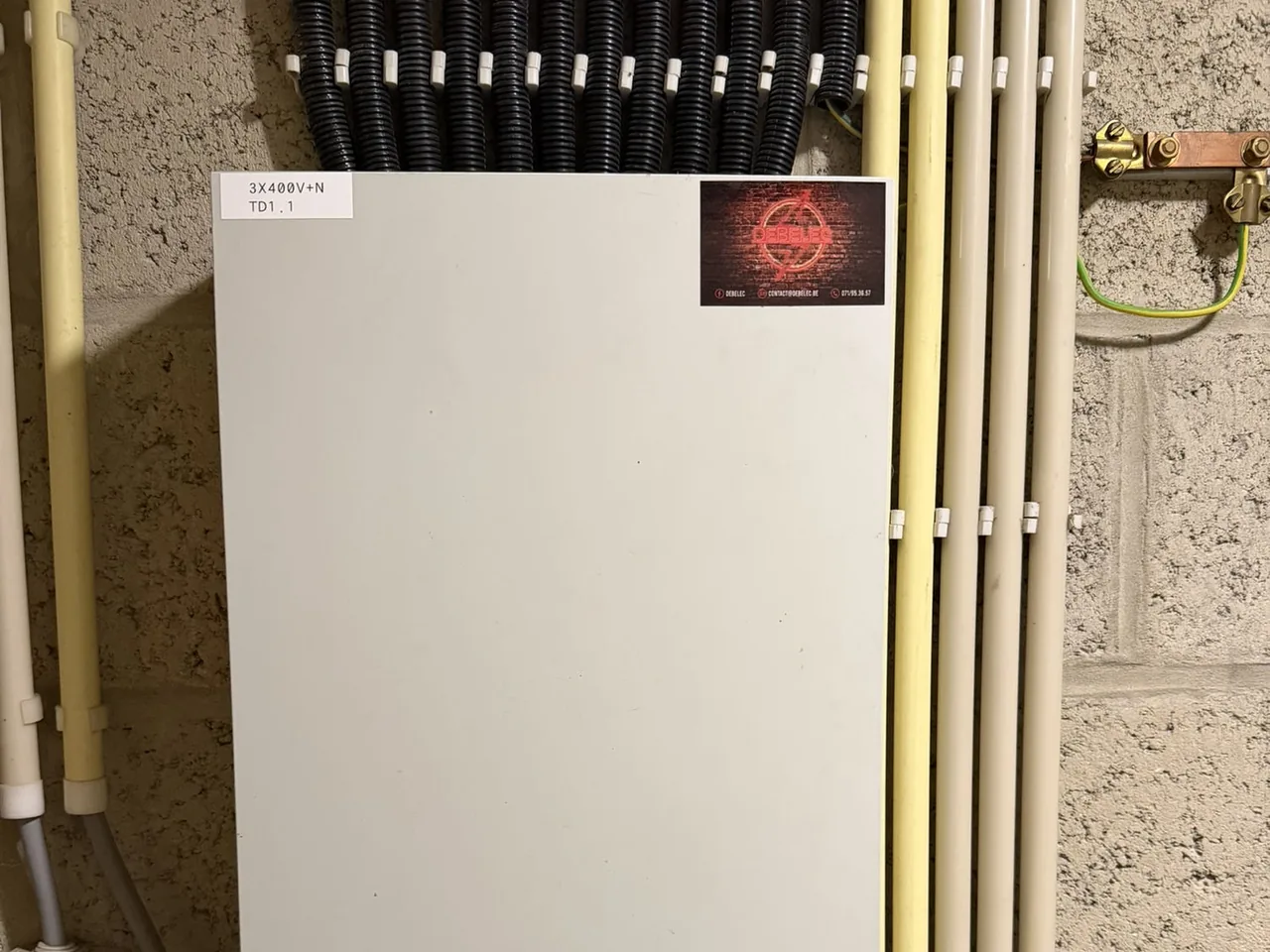 Coffret électrique fermé et signé Debelec après la mise en conformité RGIE d'une habitation à Thy-le-Château