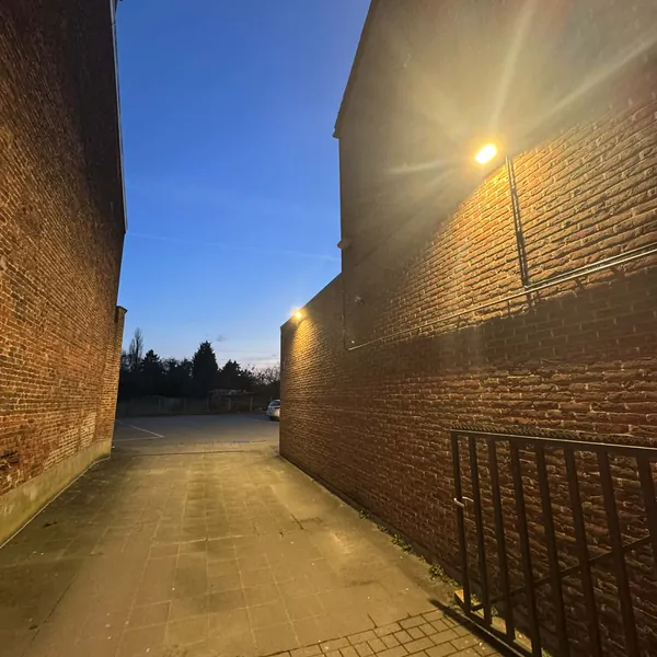 Allée du Centre Paramédical de Wanfercée-Baulet éclairée la nuit par les projecteurs LED