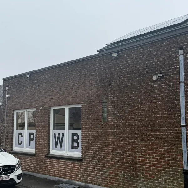 Façade du Centre Paramédical de Wanfercée-Baulet avec les projecteurs LED installés par Debelec