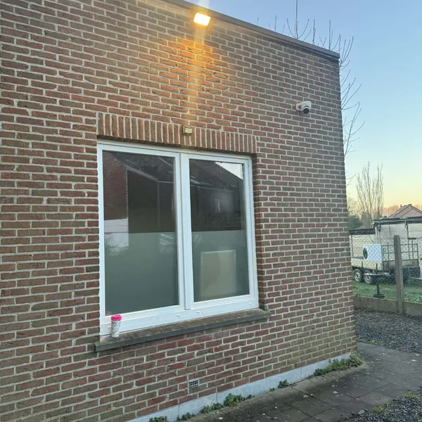Projecteur LED allumé éclairant la façade du Centre Paramédical à la tombée de la nuit