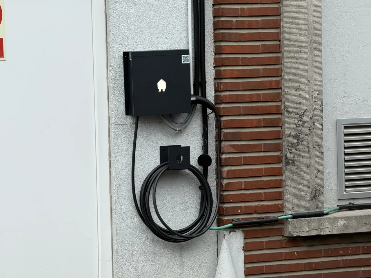 Borne de recharge 22 kW installée par Debelec au Restaurant La Ville de Wavre à Perwez