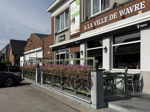 Terrasse du Restaurant La Ville de Wavre à Perwez avec ses nouvelles bornes lumineuses noires sur les piliers